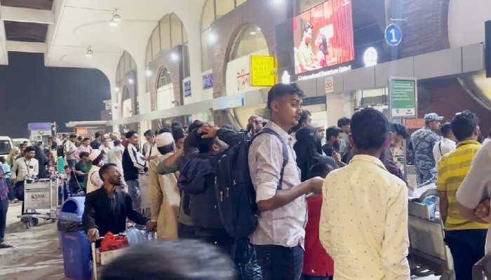 বিমানবন্দরে আটকে পড়া যাত্রীদের রাত্রি যাপনের ব্যবস্থা করছে সরকার